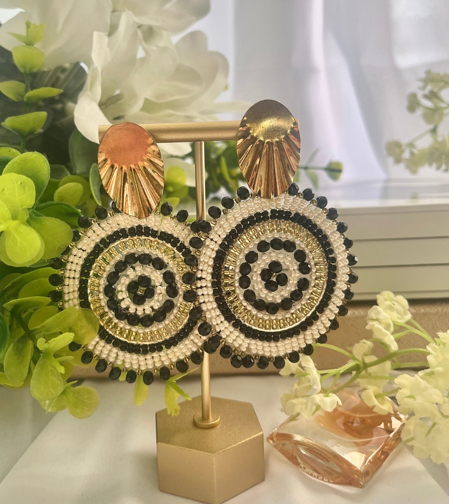 Woven maxi round earrings with beads and golden clasp, Ref. NAT17