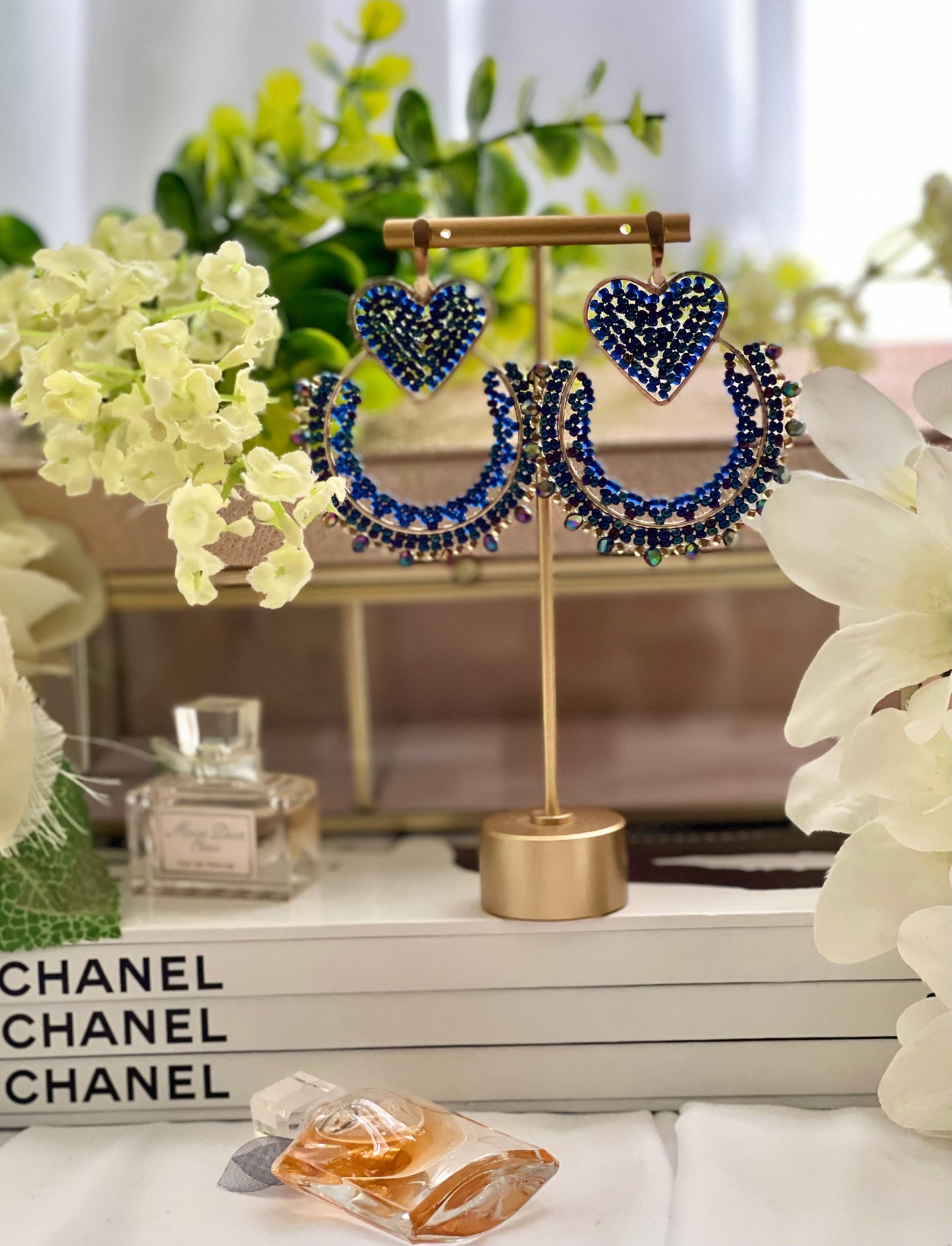 Round earrings with beads and heart-shaped clasp. Ref. NAT09