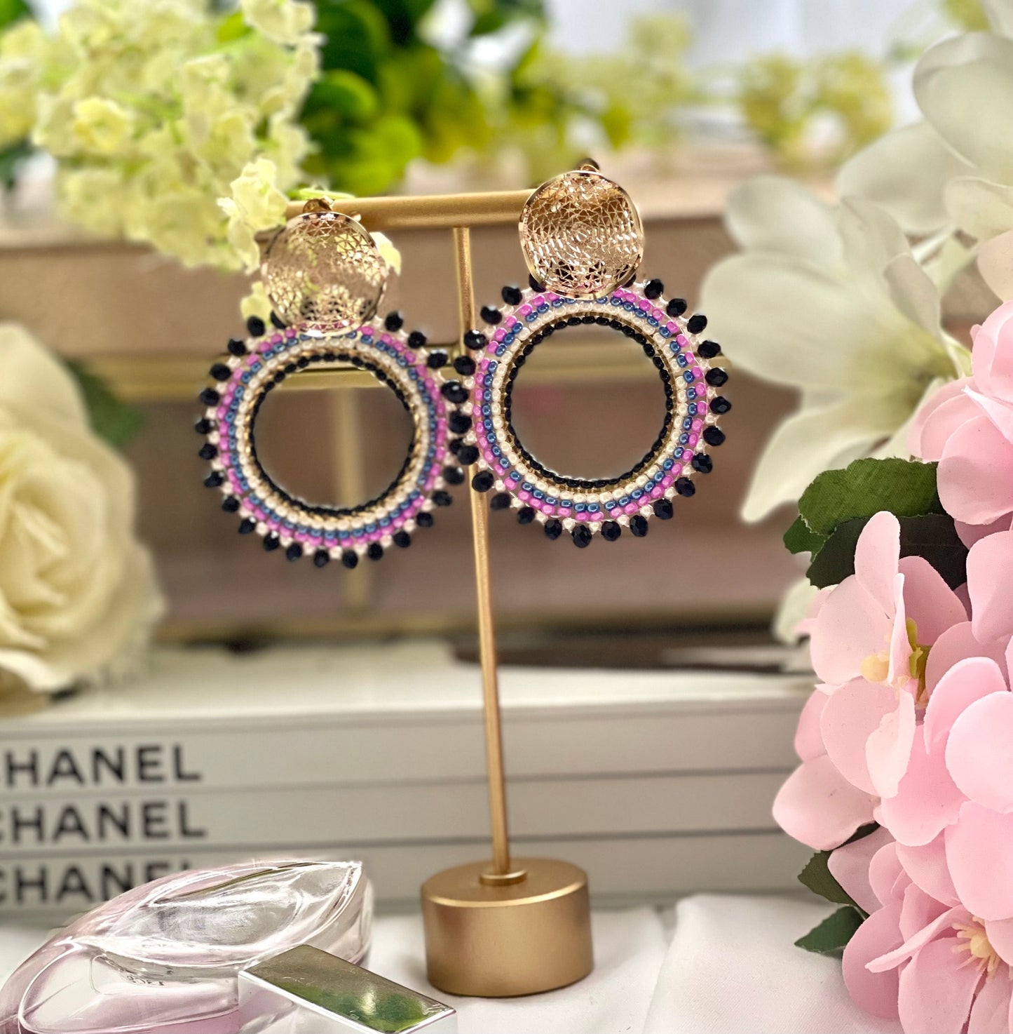 Woven round earrings with beads and golden flower-shaped clasp. Ref. NAT17