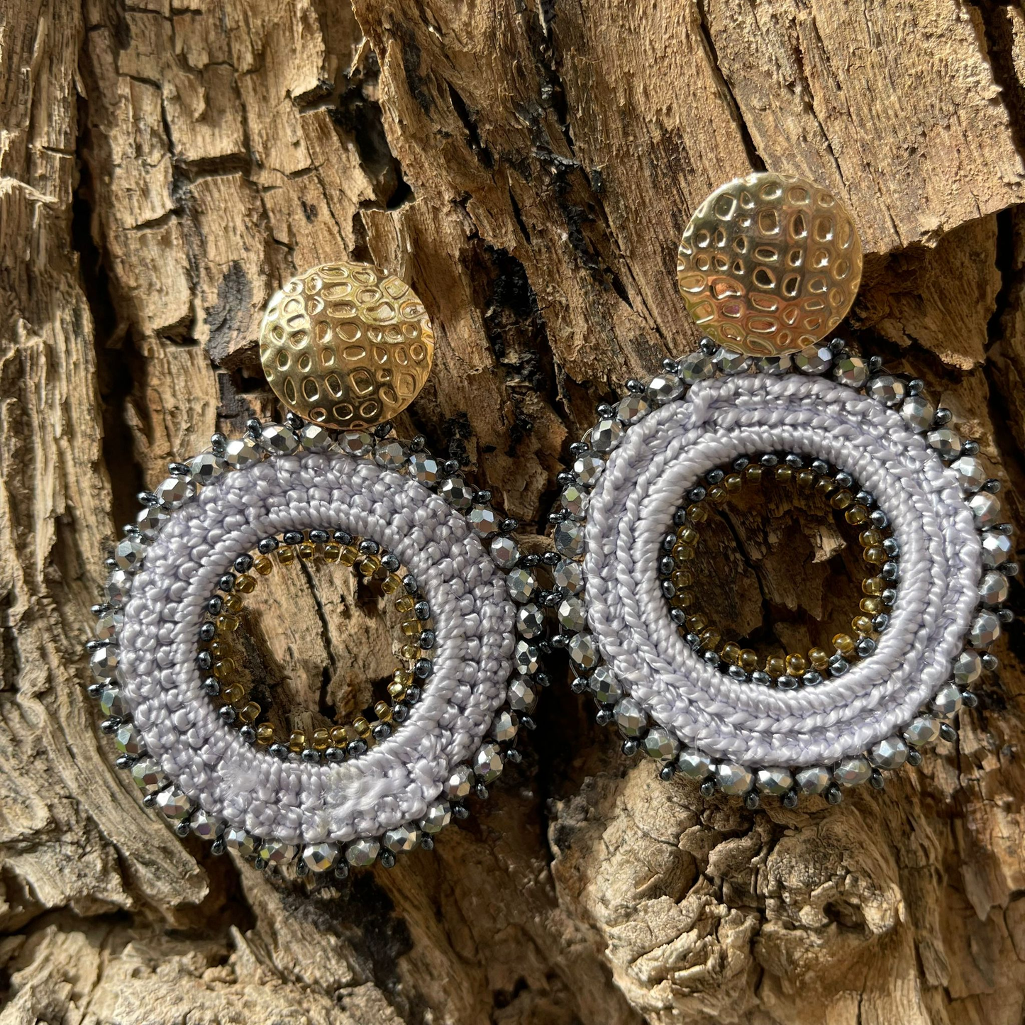 Woven round earrings with beads and golden clasp. Ref. NAT04