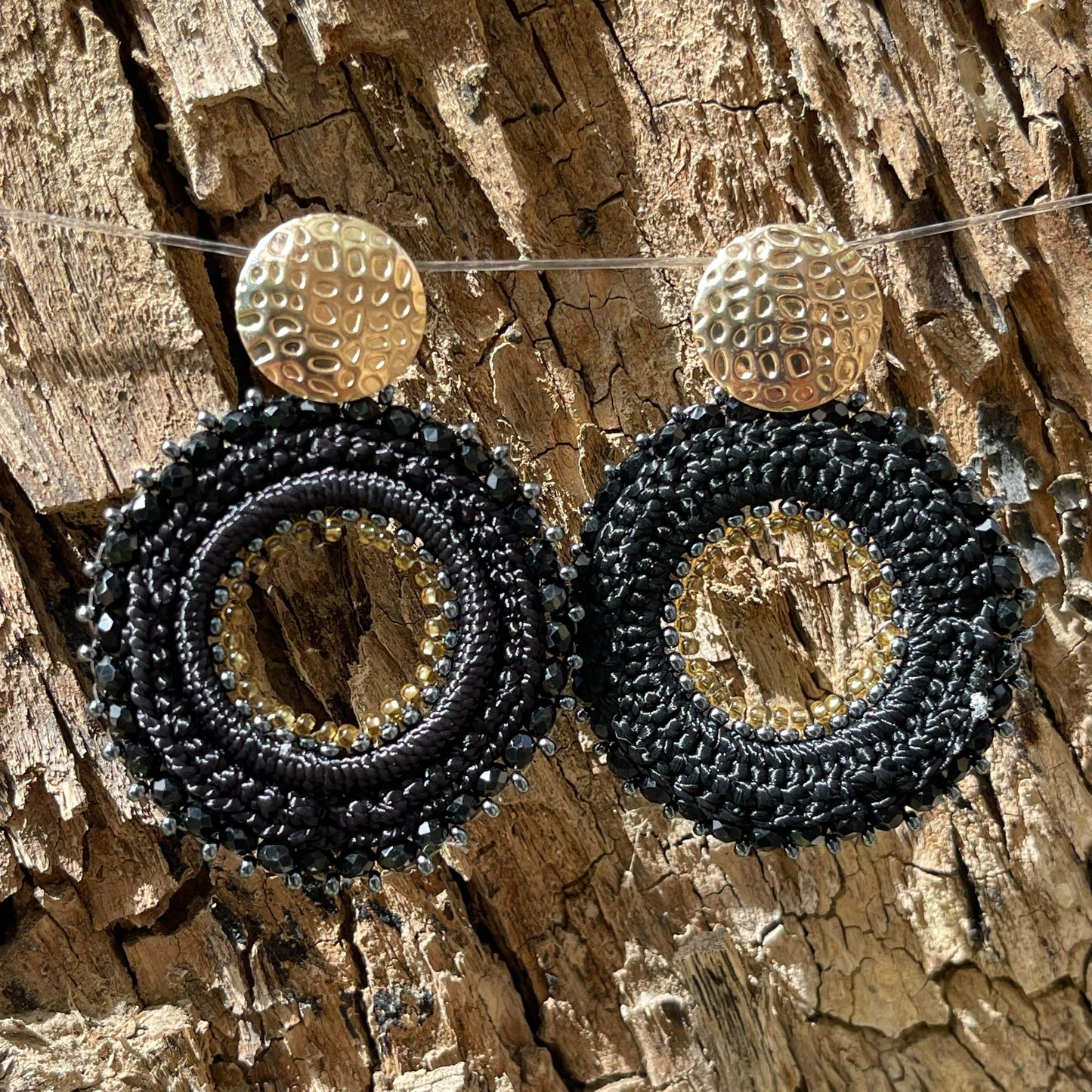 Woven round earrings with beads and golden clasp. Ref. NAT04