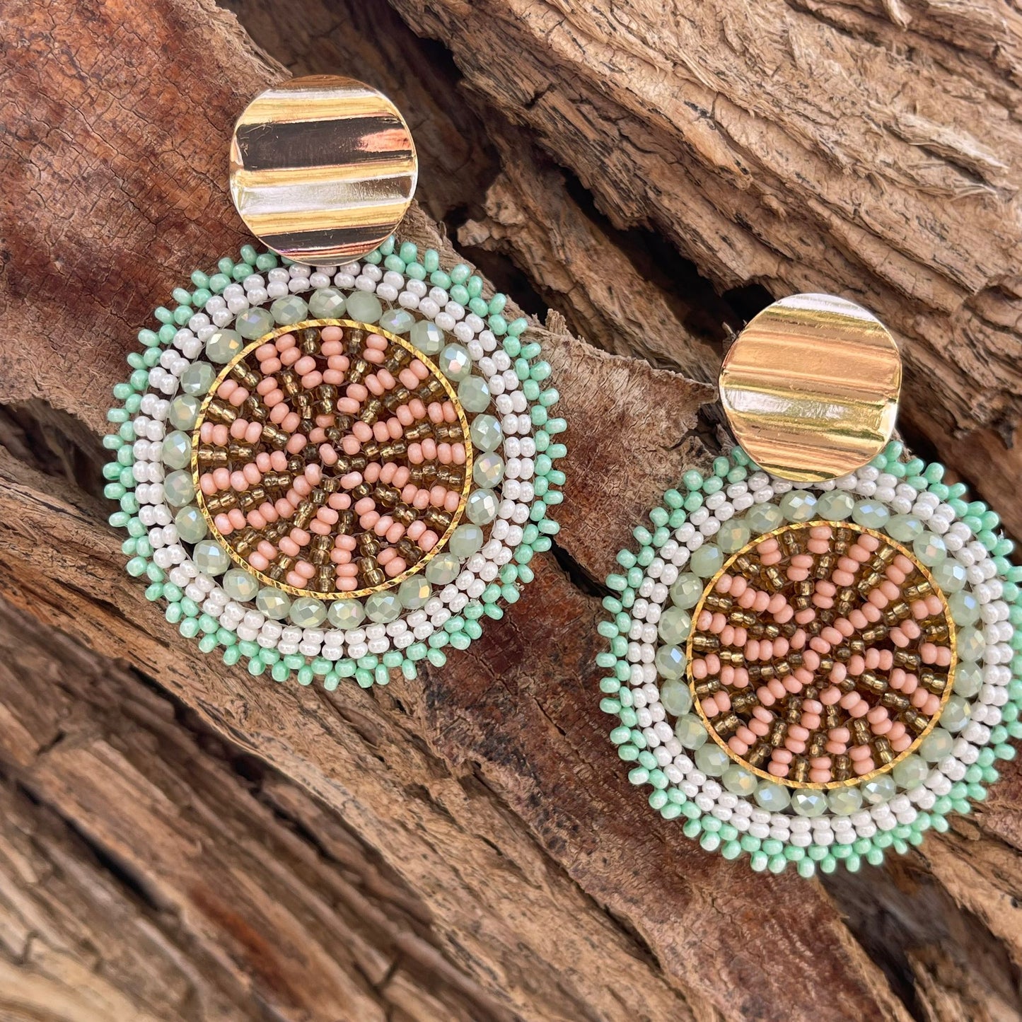 Woven round earrings, with golden clasp. Ref. NAT02