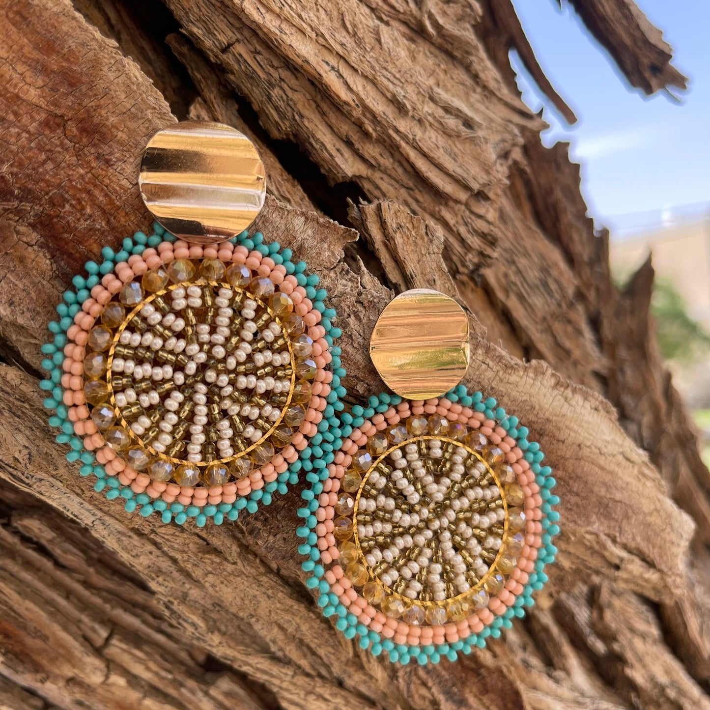 Woven round earrings, with golden clasp. Ref. NAT02