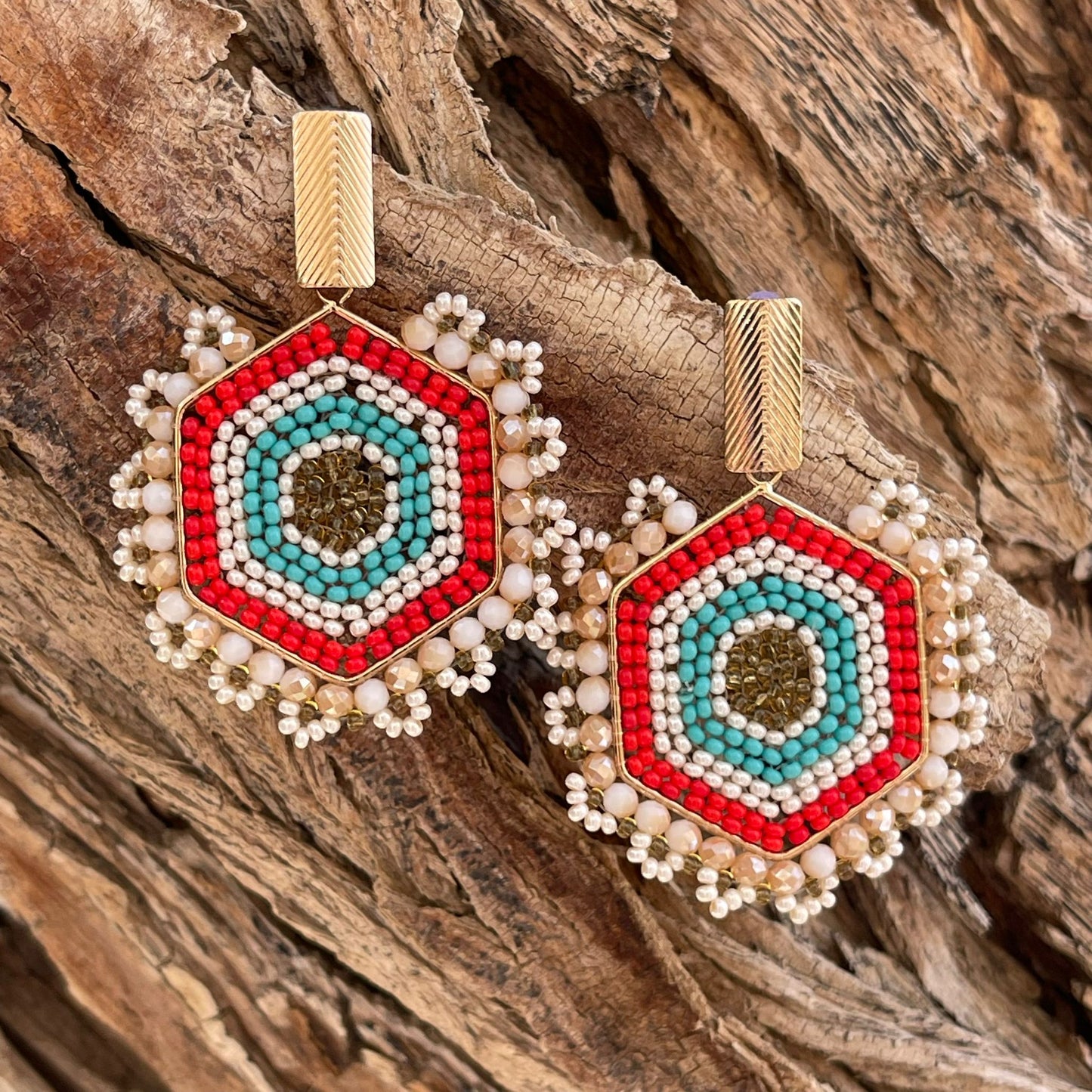 Woven diamond-shaped earrings. With golden clasp. Ref. NAT02