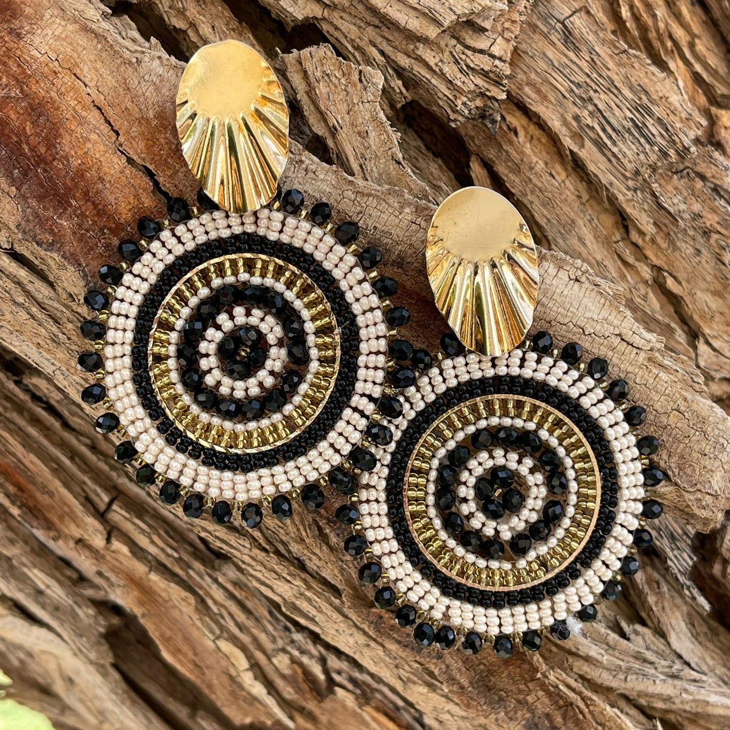 Woven maxi round earrings with beads and golden clasp, Ref. NAT17