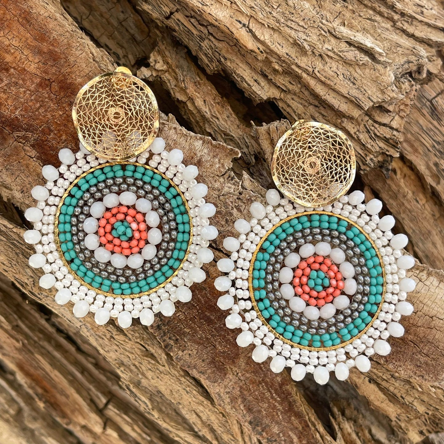 Woven round earrings, with golden clasp. Ref. NAT18