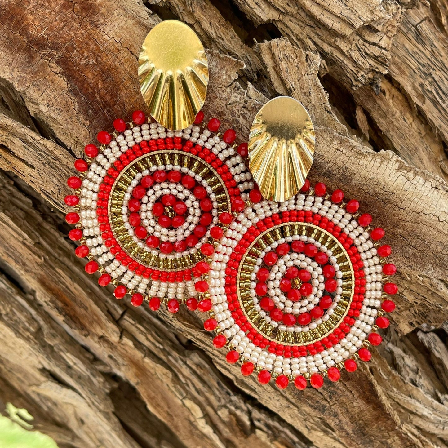 Woven maxi round earrings with beads and golden clasp, Ref. NAT17