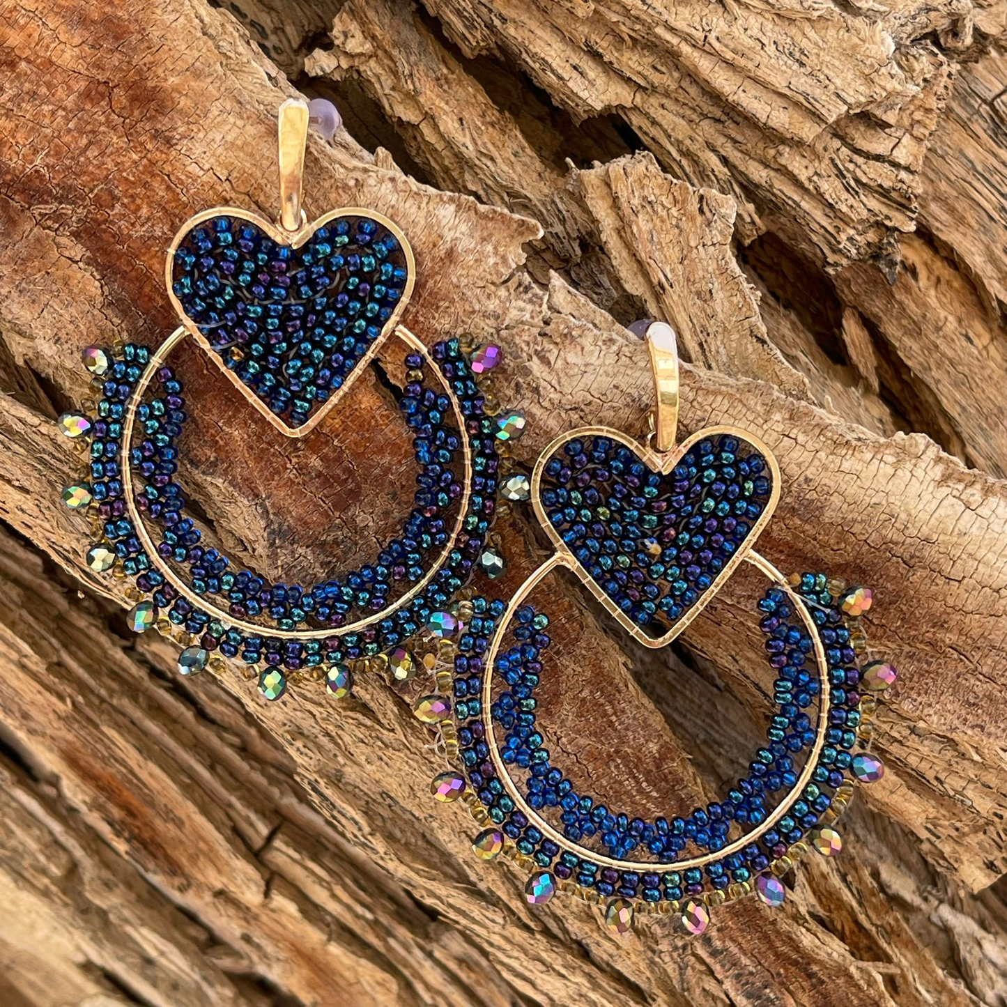 Round earrings with beads and heart-shaped clasp. Ref. NAT09