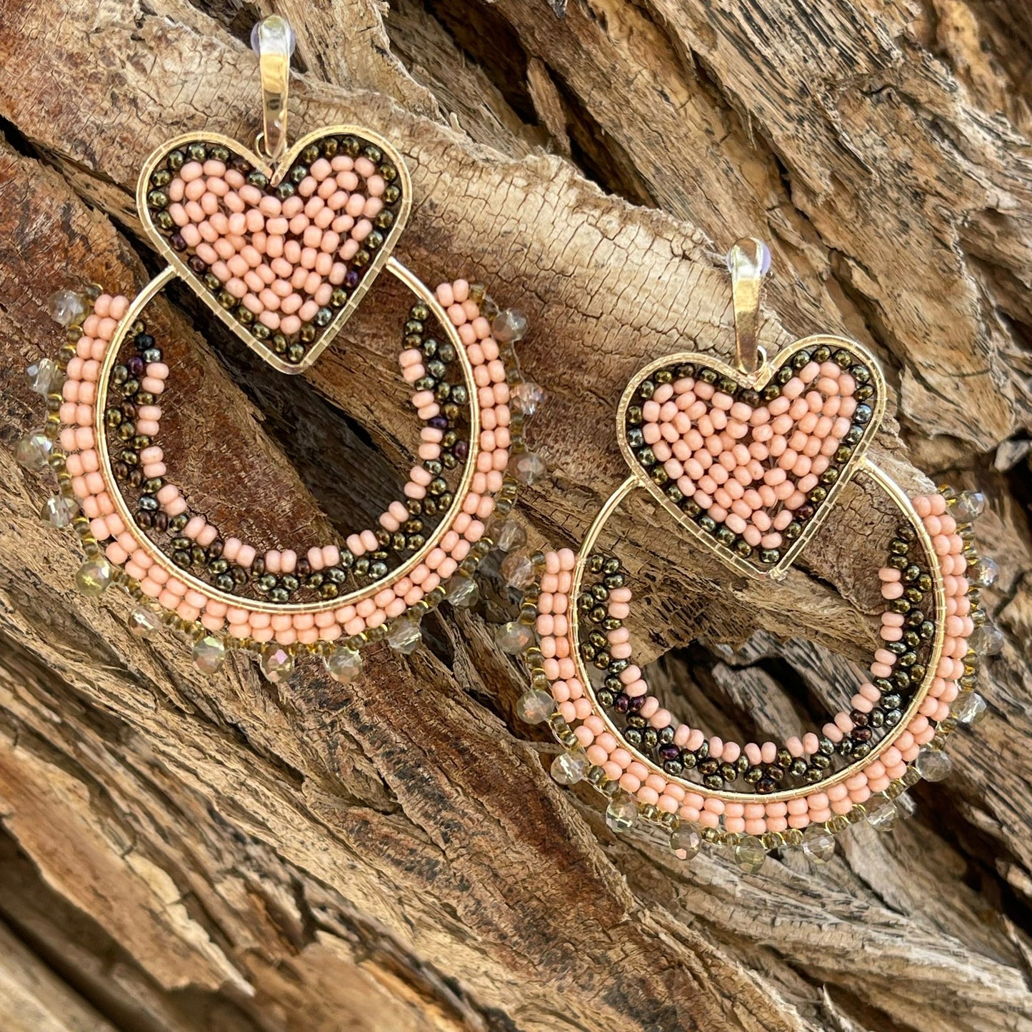 Round earrings with beads and heart-shaped clasp. Ref. NAT09