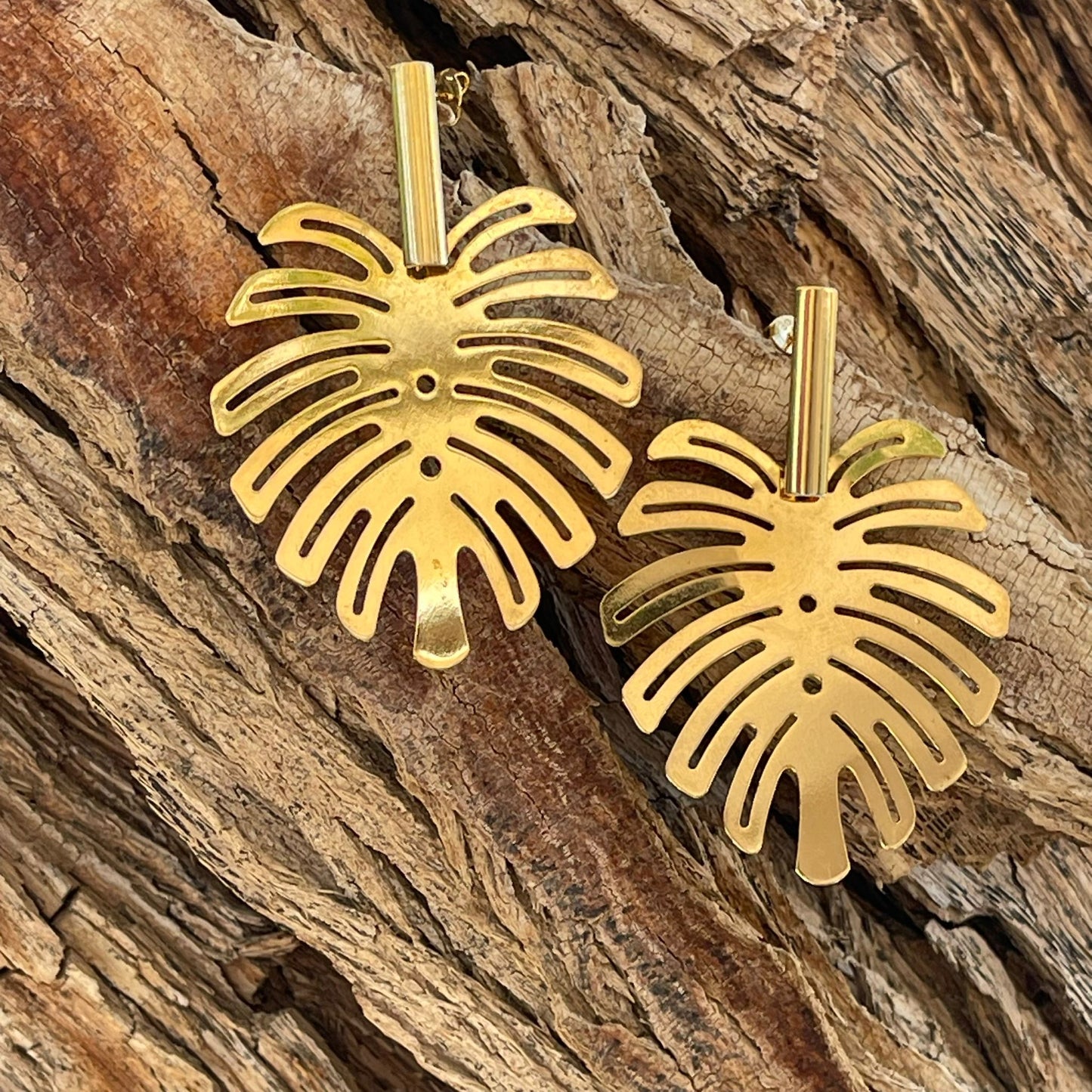 Golden leaf-shaped studs. Ref. NAT21