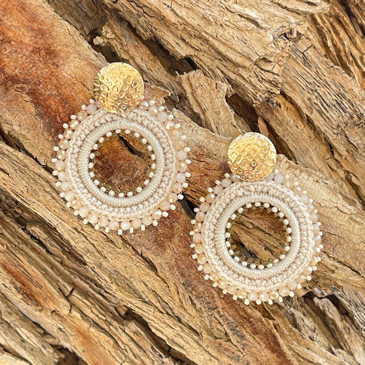 Woven round earrings with beads and golden clasp. Ref. NAT04