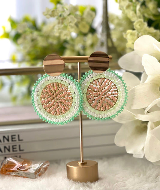 Woven round earrings, with golden clasp. Ref. NAT02
