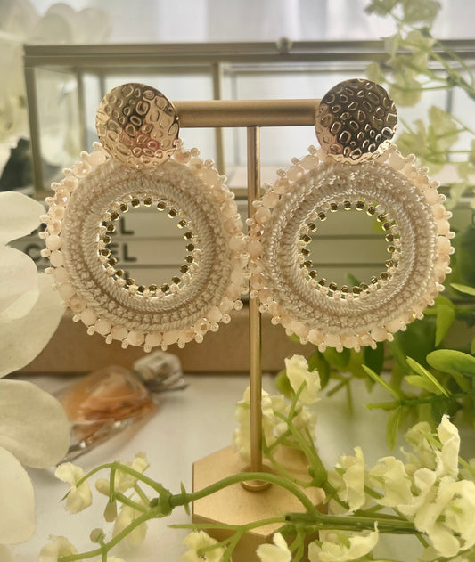 Woven round earrings with beads and golden clasp. Ref. NAT04